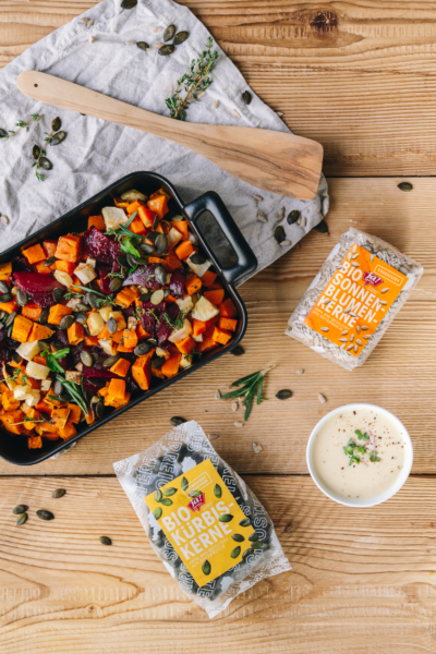 Kürbis-Gericht aus dem Ofen mit Ja! Natürlich Bio-Sonnenblumen- und Kürbiskernen.