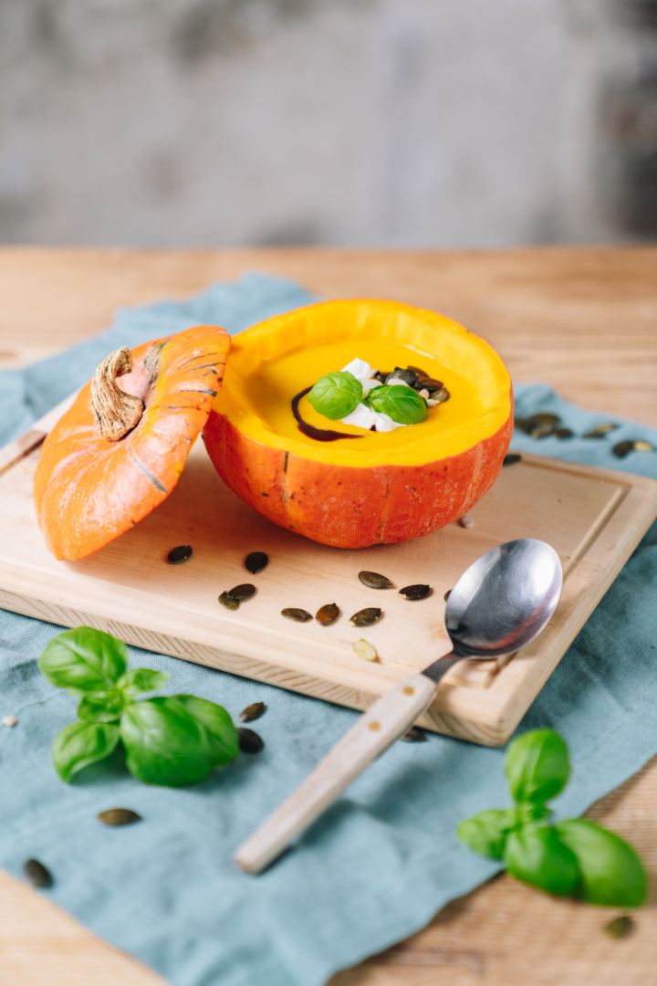 Kürbiscremesuppe im Kürbis-Topf mit Kürbiskerne