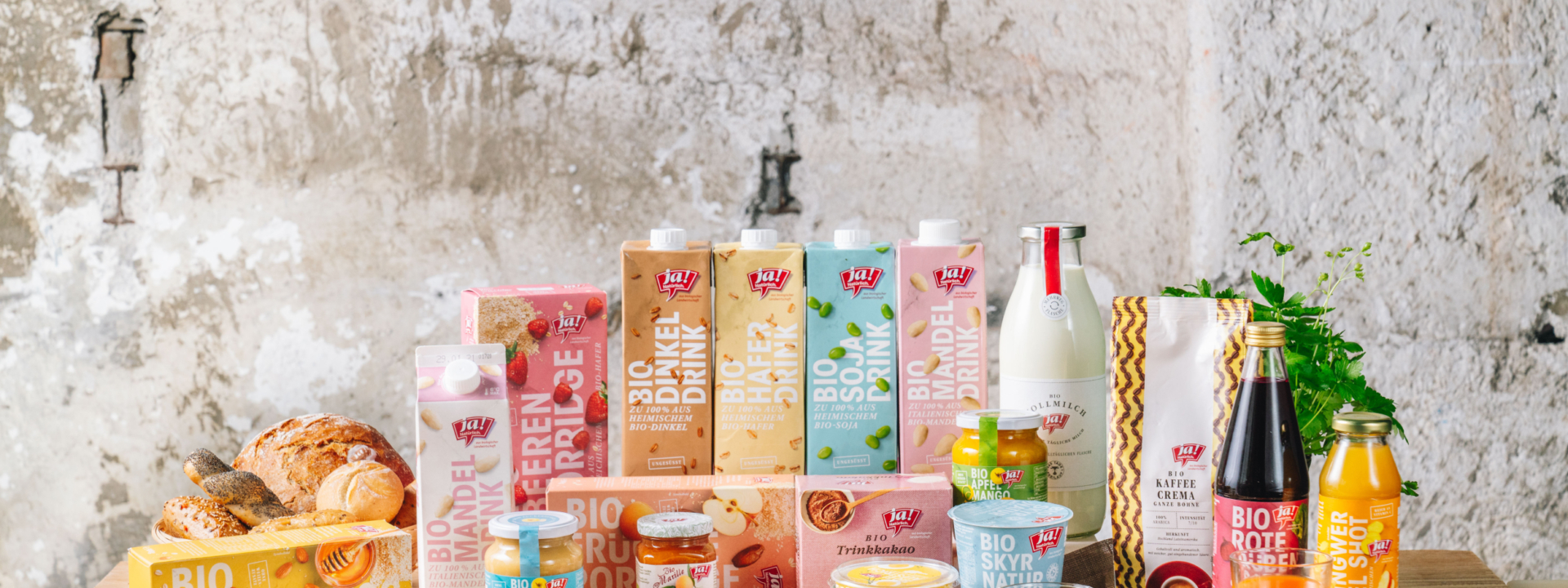 Ja! Natürlich Frühstücks-Produkte auf einem Tisch