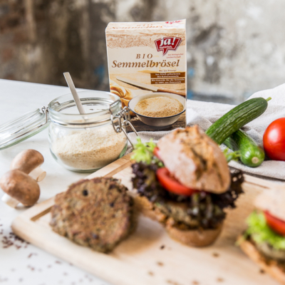 Linsenburger mit Bio-Semmelbröseln von Ja! Natürlich auf einem Tisch.