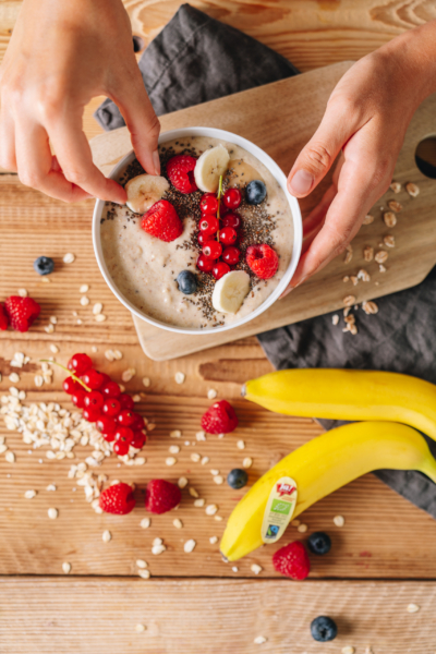 Eine Porridge Bowl mit Bio-Beeren.