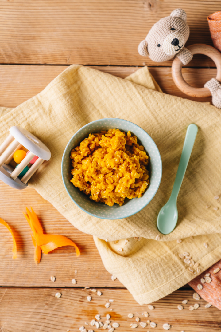 Selbstgemachter Babybrei mit Naturkostsaft und Haferflocken