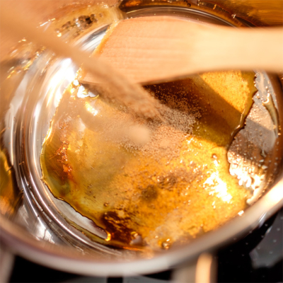 Karamellisierter Bio-Zucker in einem Topf.