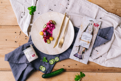 Ein Gericht mit Ja! Natürlich Bio-Bachsaibling Filet geräuchert und Mayonnaise.