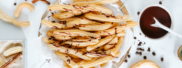 Vegane Churros mit Kaffee-Schokosoße