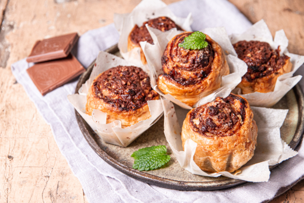 Nougat Cruffins mit Haselnussstückchen