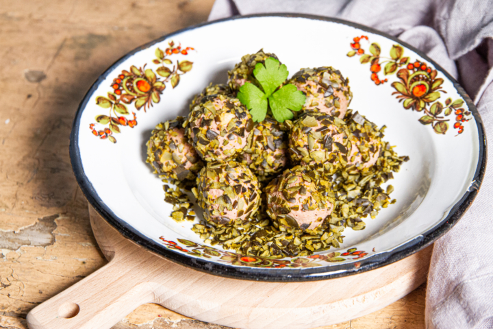 Pralinen aus Leberstreichwurst & Kürbiskernen