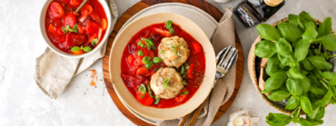 Brotknödel aus altbackenem Brot auf Ratatouille