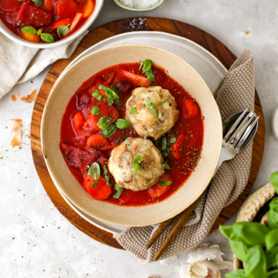Brotknödel aus altbackenem Brot auf Ratatouille