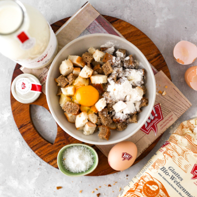 Brotknödel aus altbackenem Brot auf Ratatouille