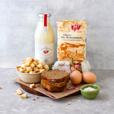 Brotknödel aus altbackenem Brot auf Ratatouille