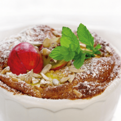 Ein Soufflé im weißen Förmchen.