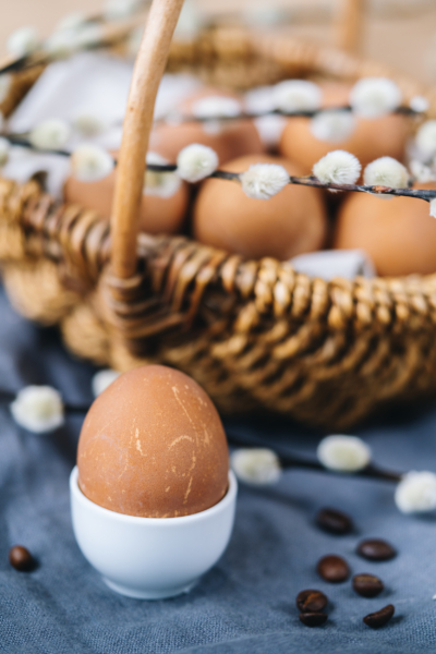 Bio-Eier in einem Korb.