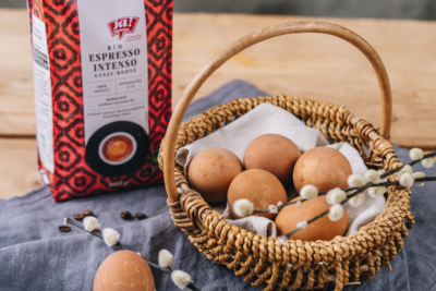 Ein Korb voll Eiern, daneben eine Packung Ja! Natürlich Bio-Espresso Intenso.