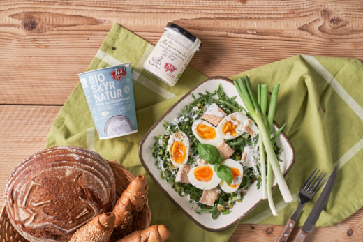 Eiersalat mit Räucherfisch und Ja! Natürlich Bio-Skyr Natur.