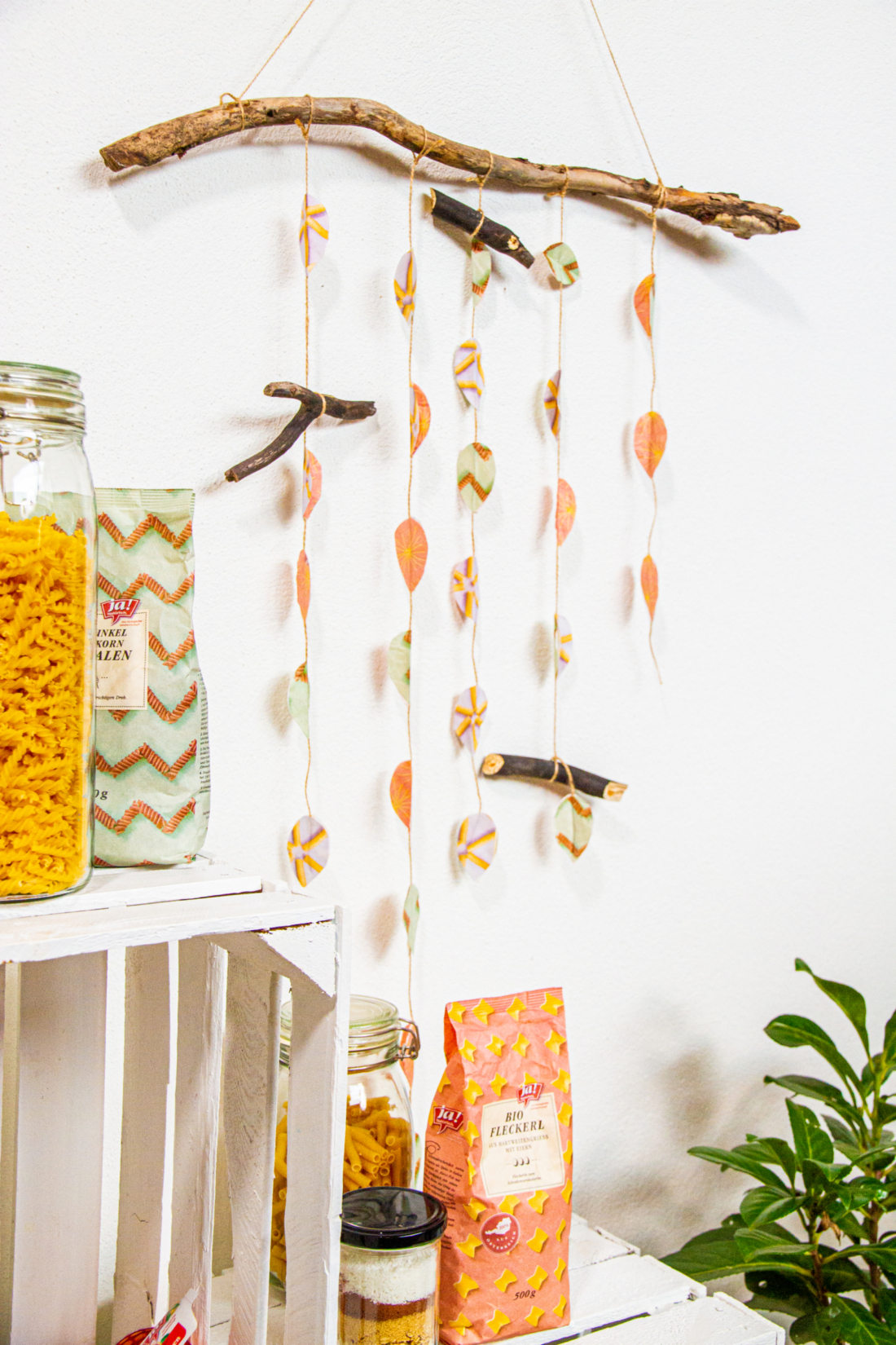 Upcycling: DIY Mobile aus Ja! Natürlich Nudelverpackungen