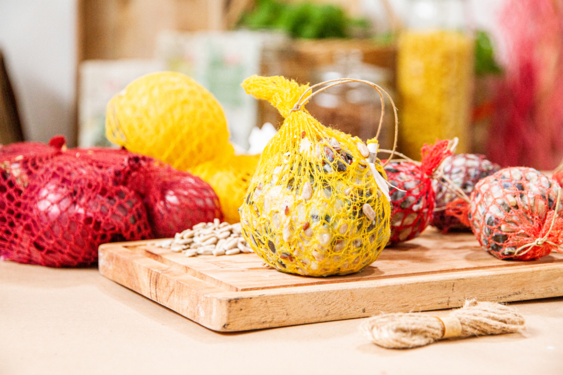 Upcycling: DIY Meisenknödel für Vögel in Zellulosenetze