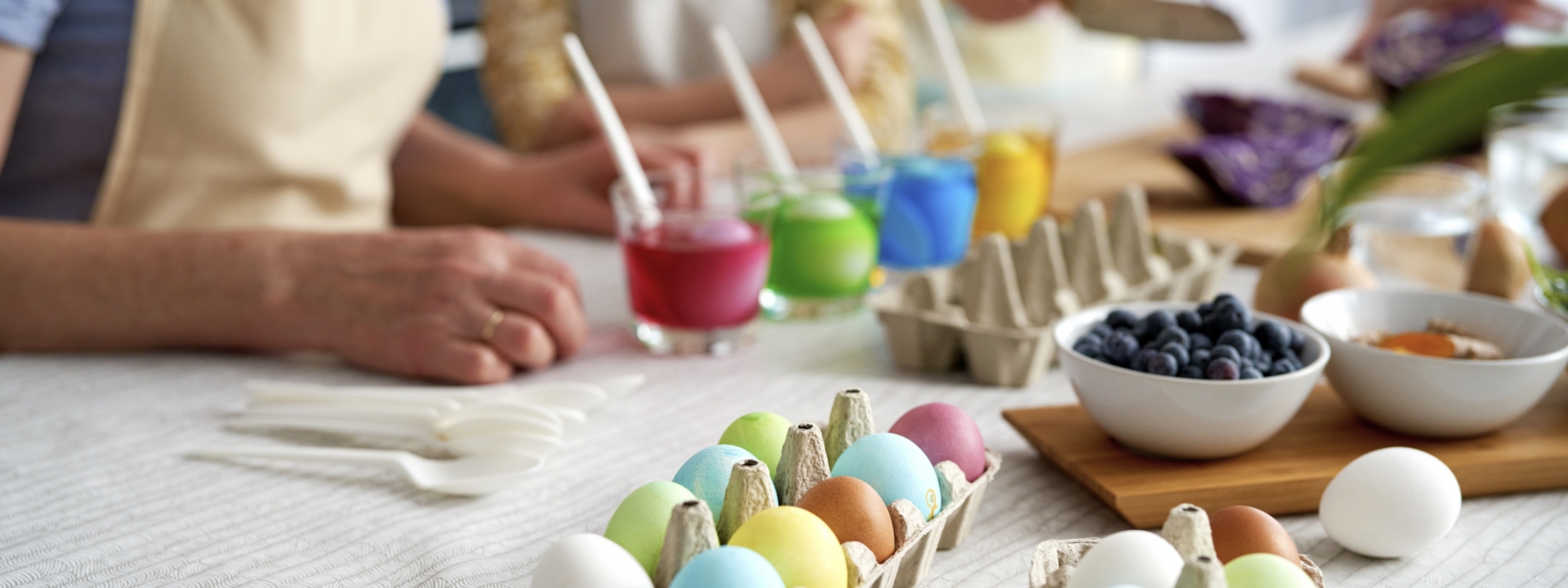 Personen färben Bio-Eier.