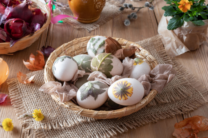 Bio-Ostereier in einem Korb.