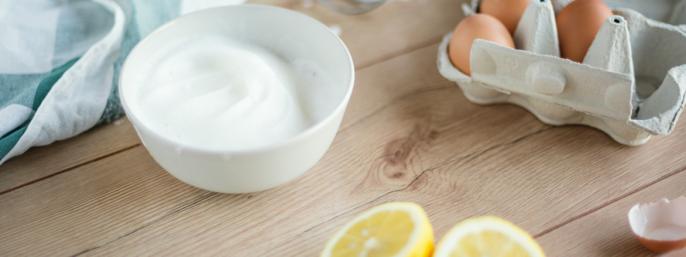 Eischnee in einer Schüssel.