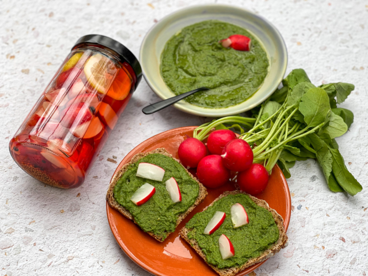 Schnell eingelegte Radieschen & Salsa Verde mit Radieschen-Blättern