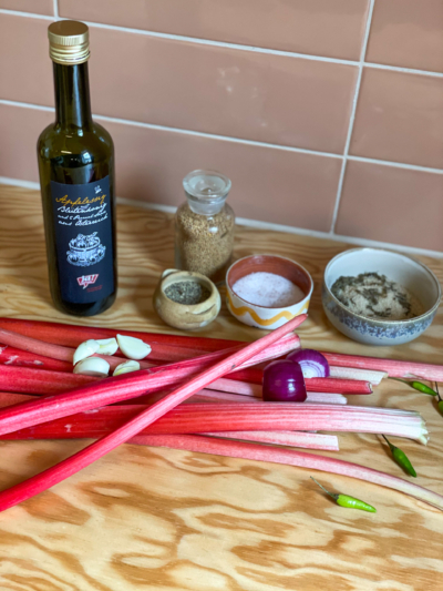 Rhabarber Leaf-To-Root Karma Food