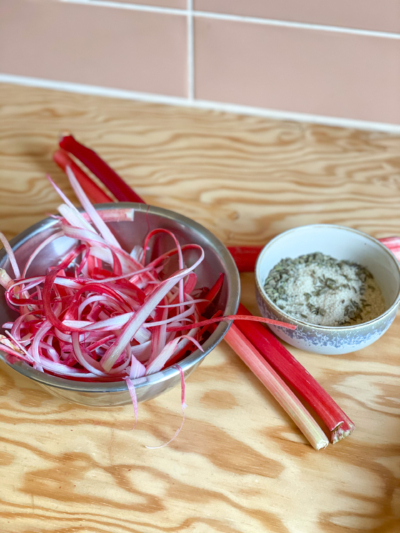 Rhabarber Leaf-To-Root Karma Food