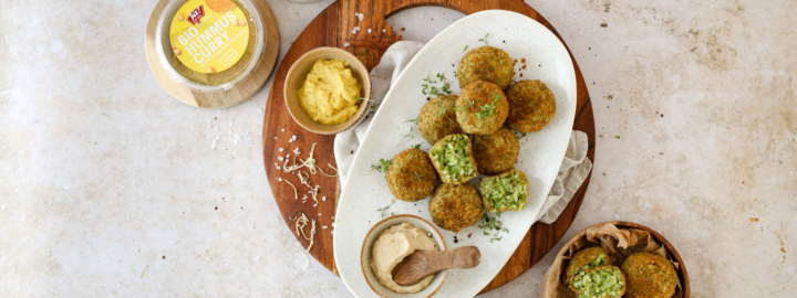 Spinat-Reisbällchen mit Hummus