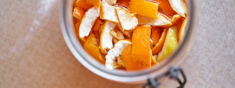 Ein Marmeladenglas gefüllt mit diversen Bio-Zitrusschalen.