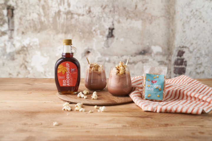 Schoko-Drink mit süßem Popcorn