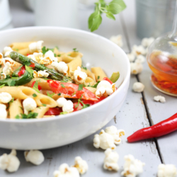 Penne mit geräuchertem Bio-Tofu auf einem Teller.