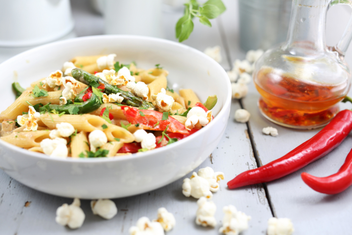 Nudelsalat mit Spargel und Popcorn Topping