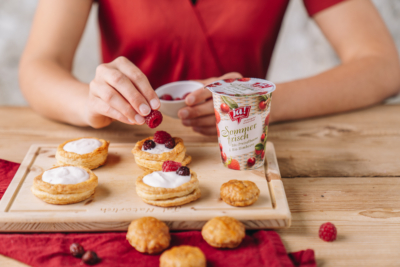 Blätterteig-Törtchen mit Preiselbeere-Himbeere-Joghurt