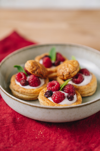 Blätterteig-Törtchen mit Preiselbeere-Himbeere-Joghurt