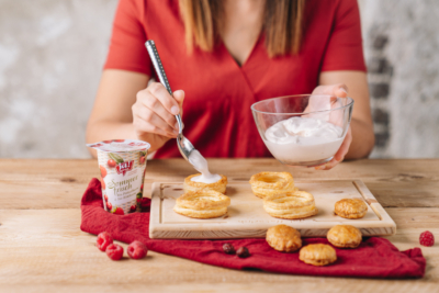 Blätterteig-Törtchen mit Preiselbeere-Himbeere-Joghurt