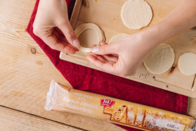 Blätterteig-Törtchen mit Preiselbeere-Himbeere-Joghurt