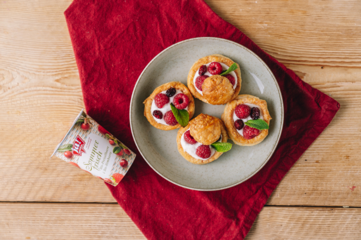 Blätterteig-Törtchen mit Preiselbeere-Himbeere-Füllung