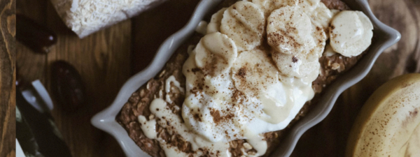 Gebackenes Bananabread-Oatmeal mit Datteln