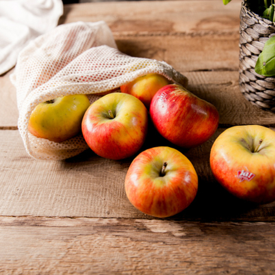 Bio-Äpfel in einem Sackerl.