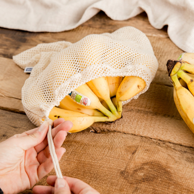 Jemand hat Bananen in ein Sackerl gegeben.