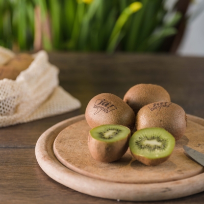 Bio-Kiwi auf einem Brett.