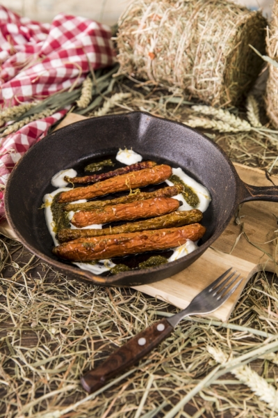 Ofen-Karotten mit Bio-Pesto-Schafjoghurt-Dip.