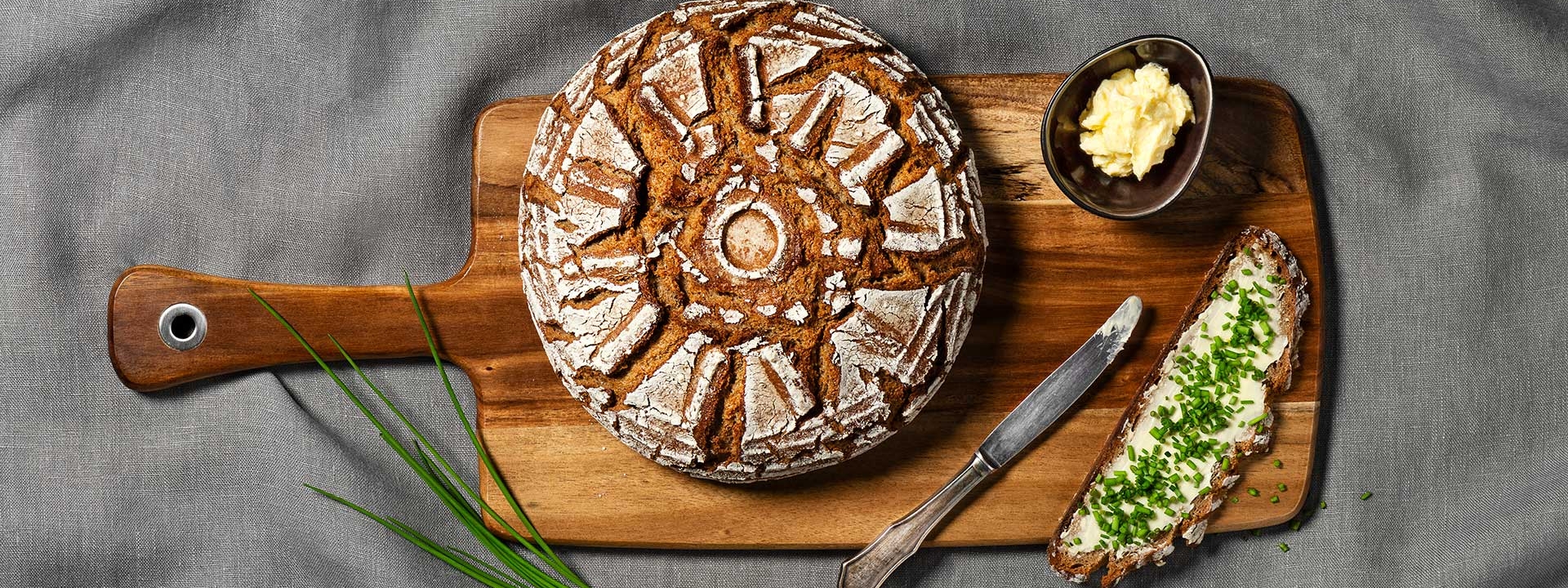 Bio-Sonnenbrot mit Schnittlauch.