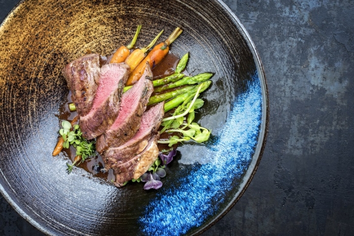 Filetsteak auf grünem Spargel mit geschmorten Karotten