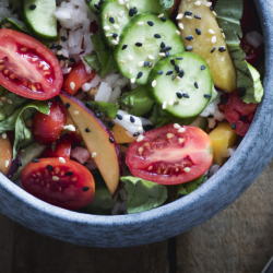 Reissalat in einer Schüssel, daneben Besteck.