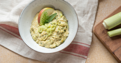 Eine Schüssel mit Petersilie-Hirseaufstrich und Bio-Lauch.