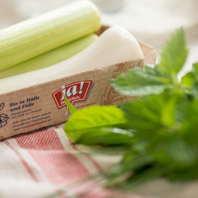 Ein Karton Ja! Natürlich Bio-Lauch.