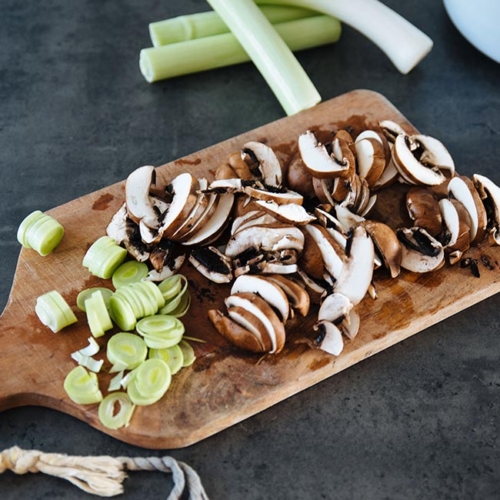 Geschnittene Bio-Schwammerl auf einem Schneidebrett.