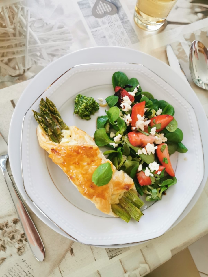 Grüner Spargel in Blätterteigtaschen mit Vogerlsalat