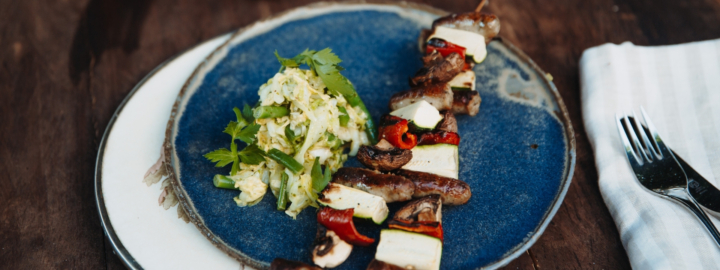 Rostbratwürstel-Gemüse-Spieße mit Chinakohl-Fisolen-Salat